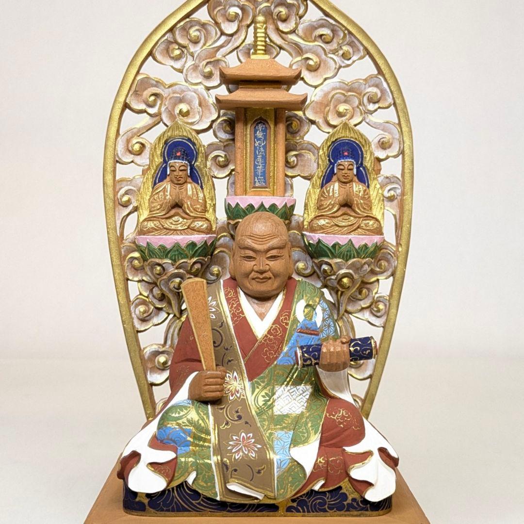 【フォロー割・新品】 三宝尊付き日蓮聖人　彩色　紅檀　総高さ約22.5㎝　日蓮