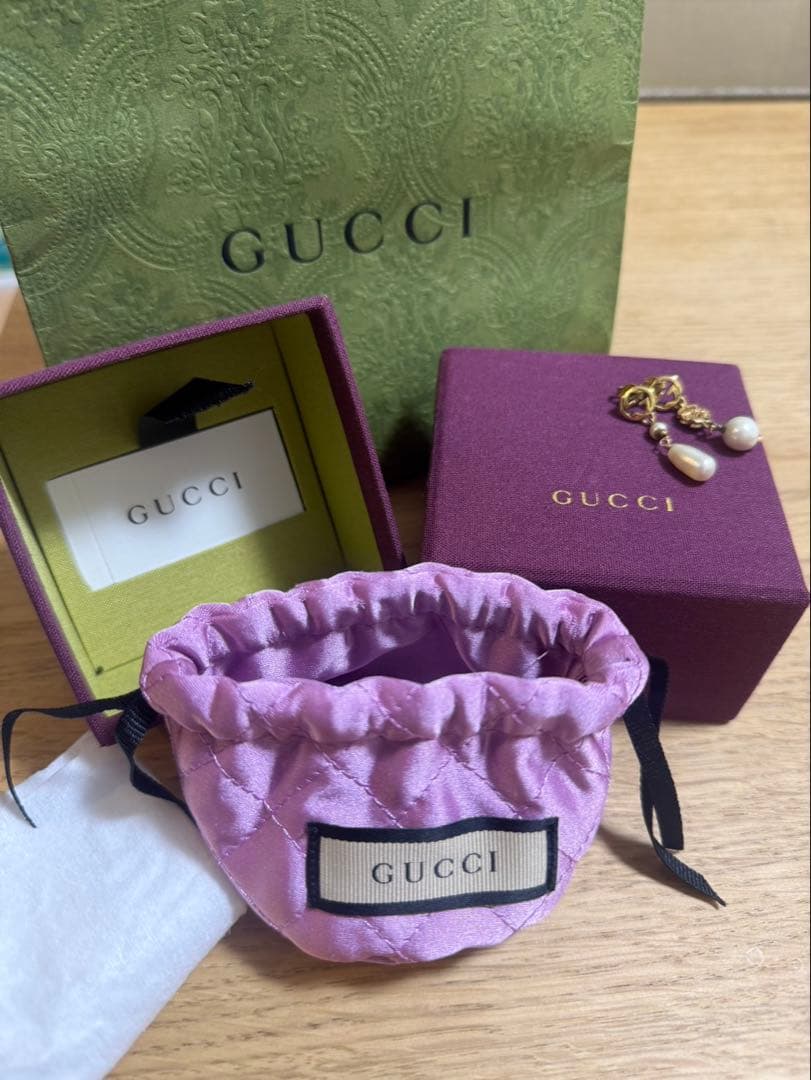 GUCCI フラワーモチーフピアス