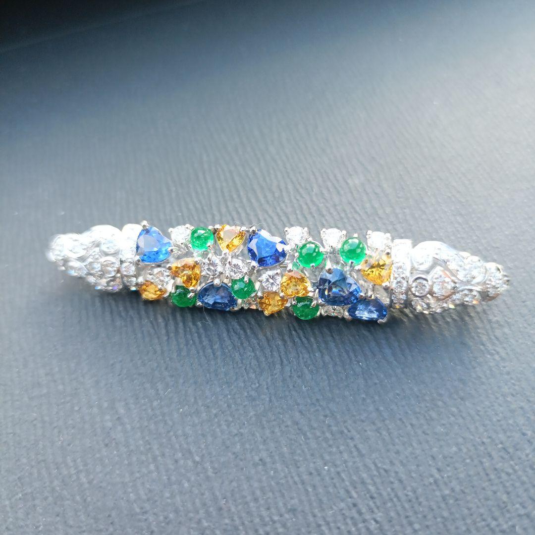 カラフルストーンの装飾ブローチ