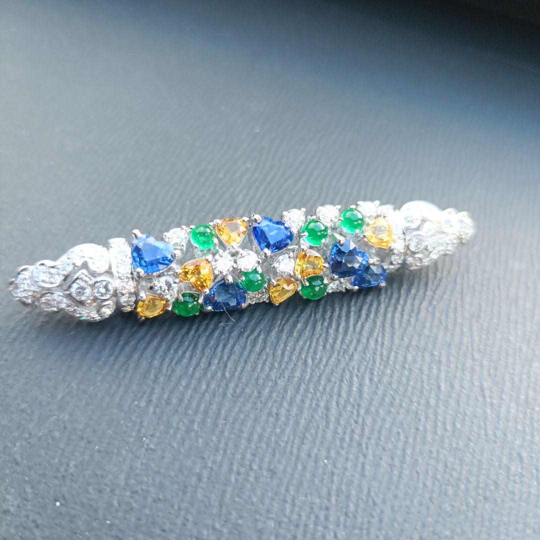 カラフルストーンの装飾ブローチ