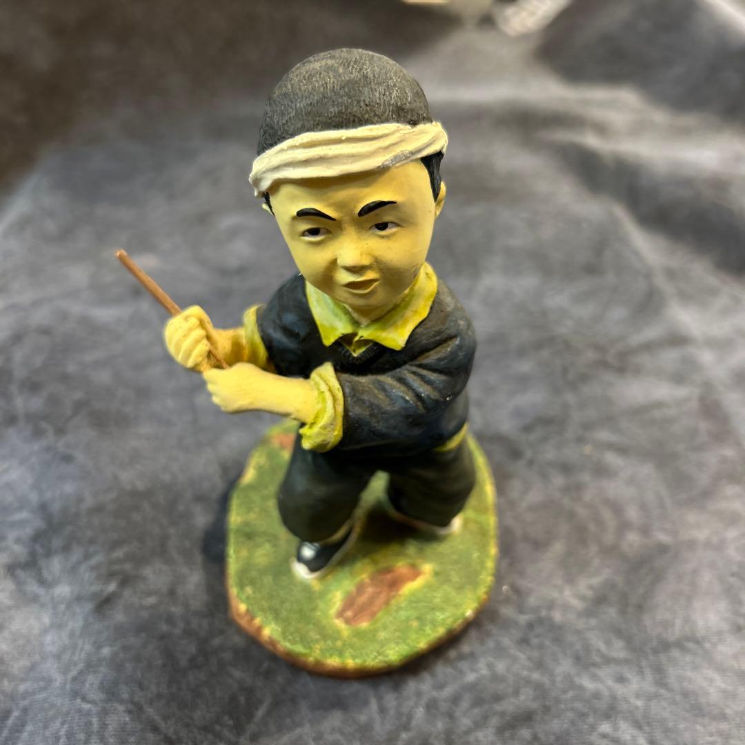 昭和レトロ少年のフィギュア 棒を持ったデザイン