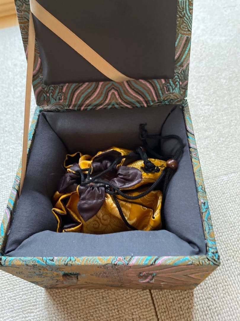 波模様の重箱と茶器セット