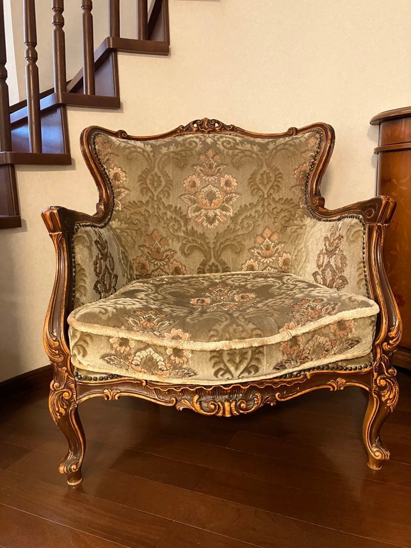 【イタリア製】美しい彫刻の高級アンティークソファ 木製椅子 ベージュ ゴブラン