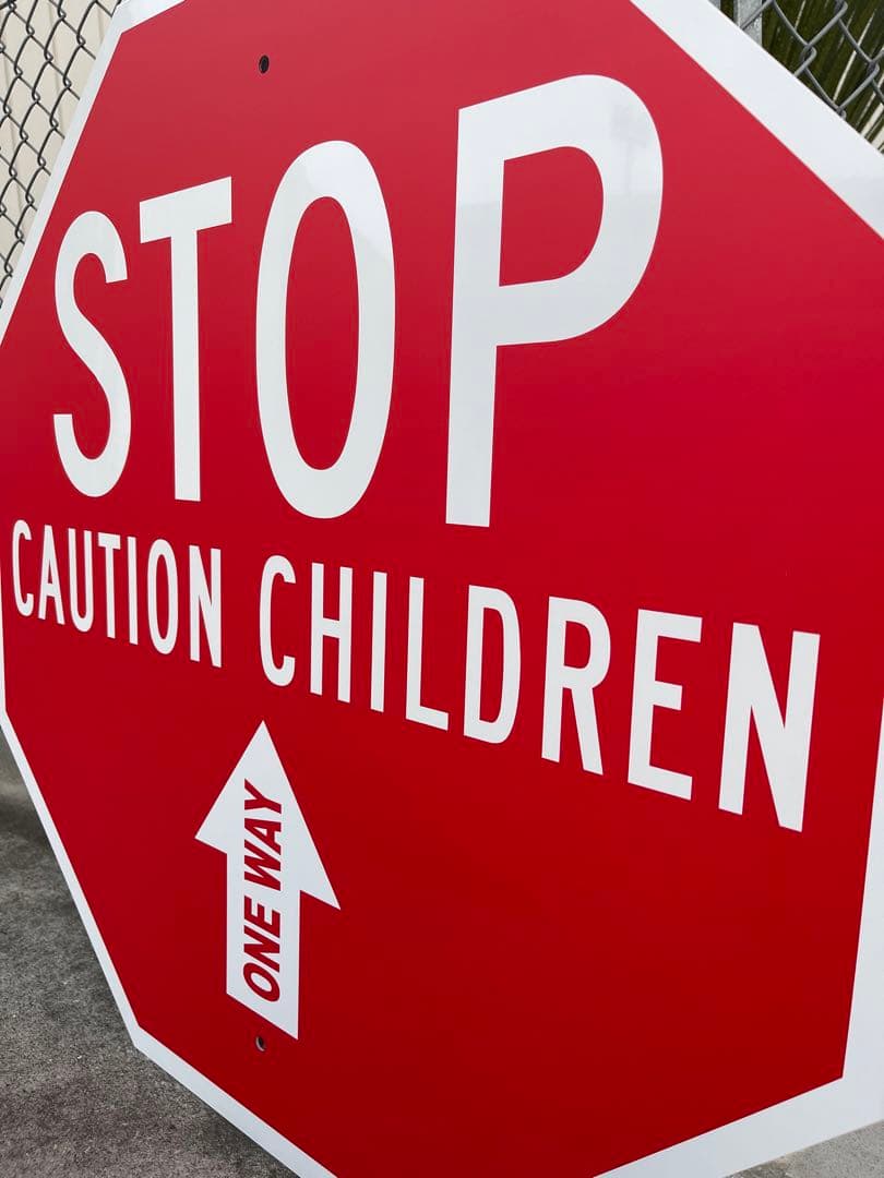 STOP CAUTION CHILDREN ONE WAY ロードサイン