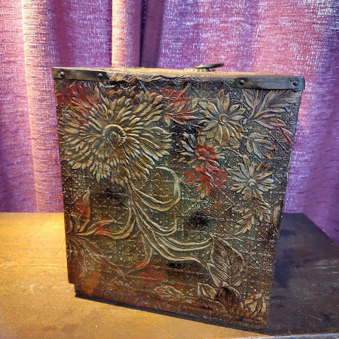 花柄の黒い木製箪笥 5引き出し