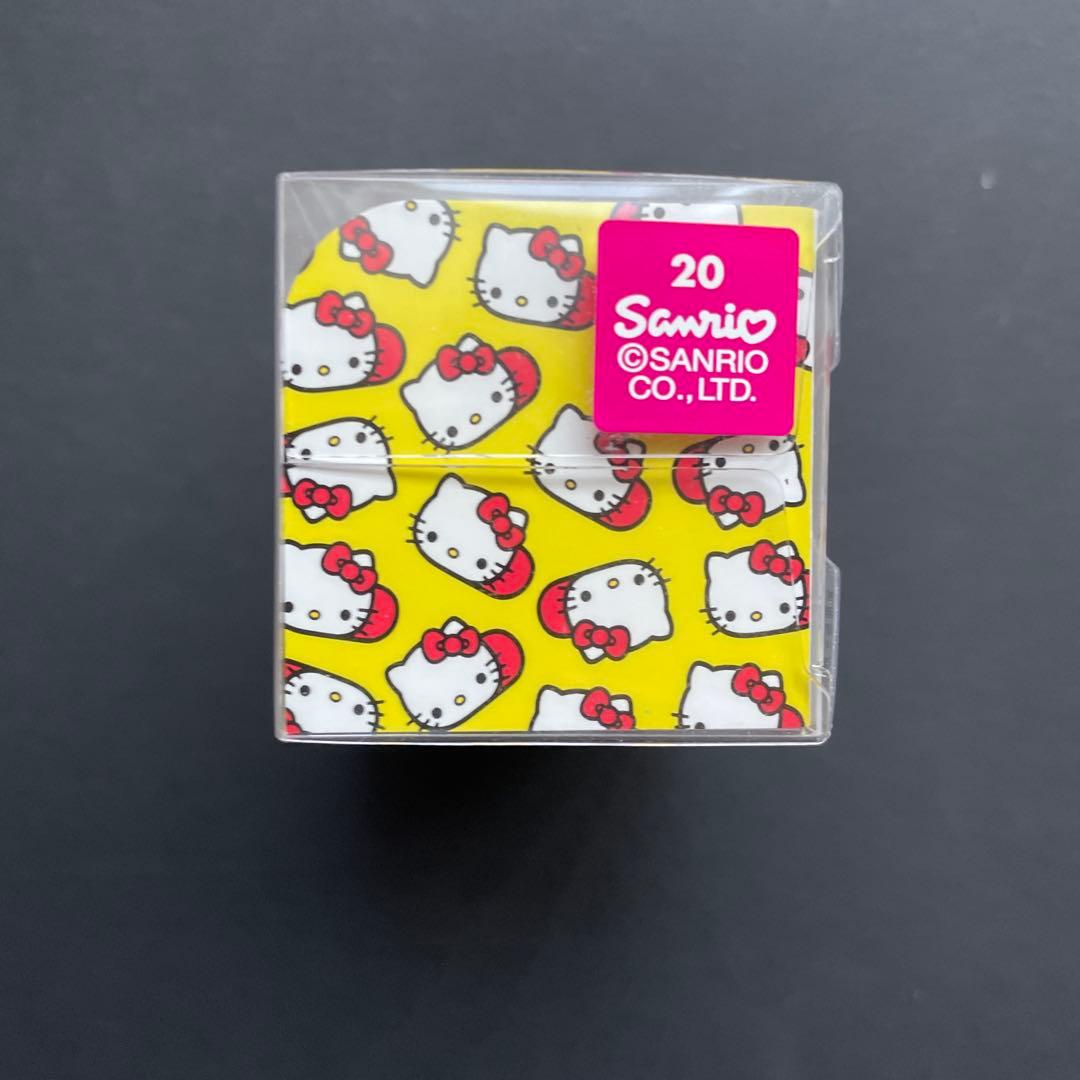 もにまるず　ハローキティ　赤