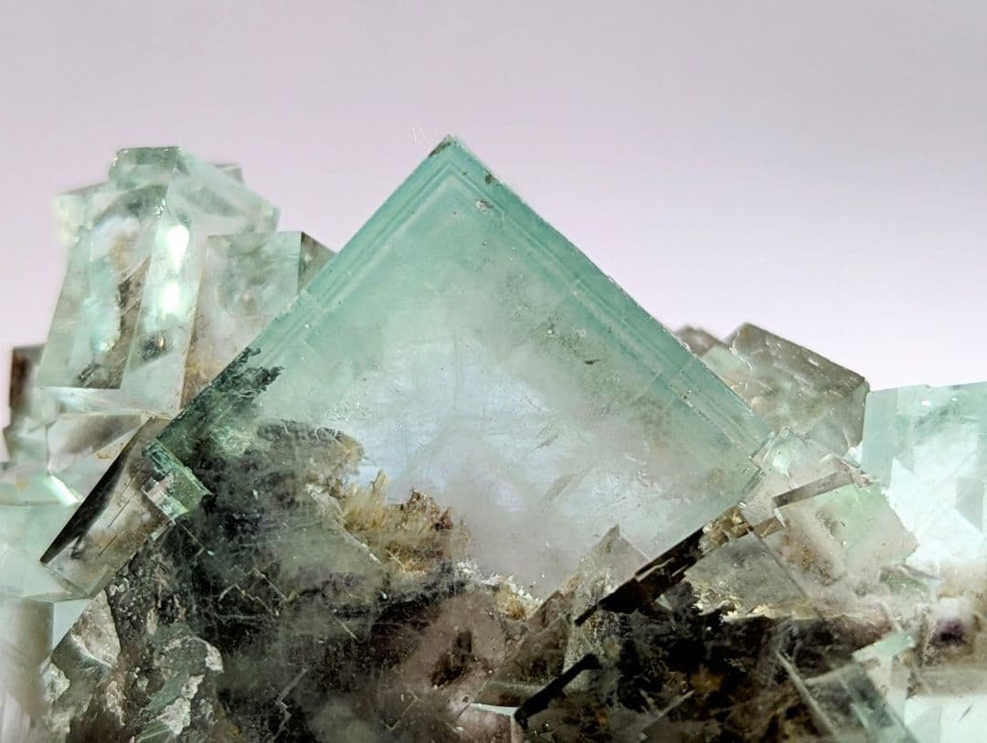 フローライトとヘマタイトの鉱物コレクション