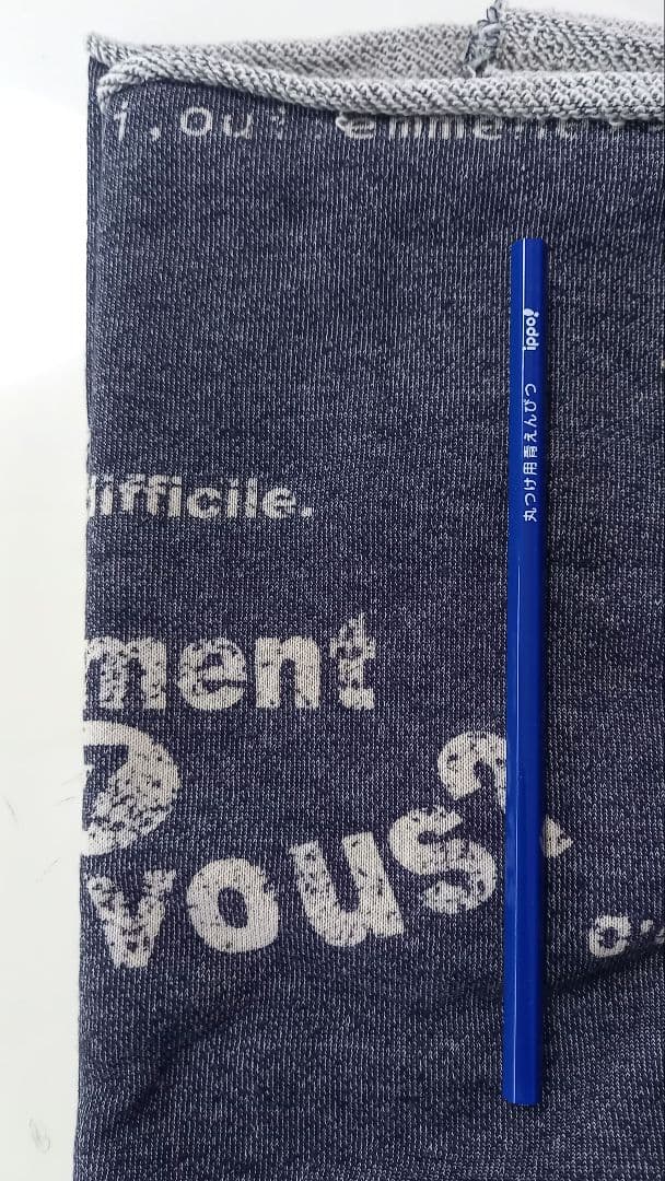 英字柄裏毛ニットの犬の服