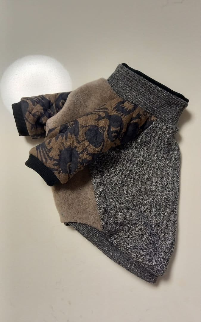 英字柄裏毛ニットの犬の服