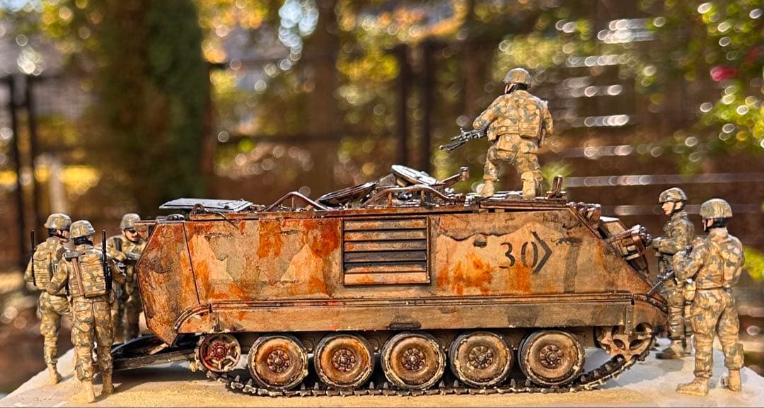 完成品プラモデル1/35 アメリカ M113A2 デザートワゴン＆兵士7体