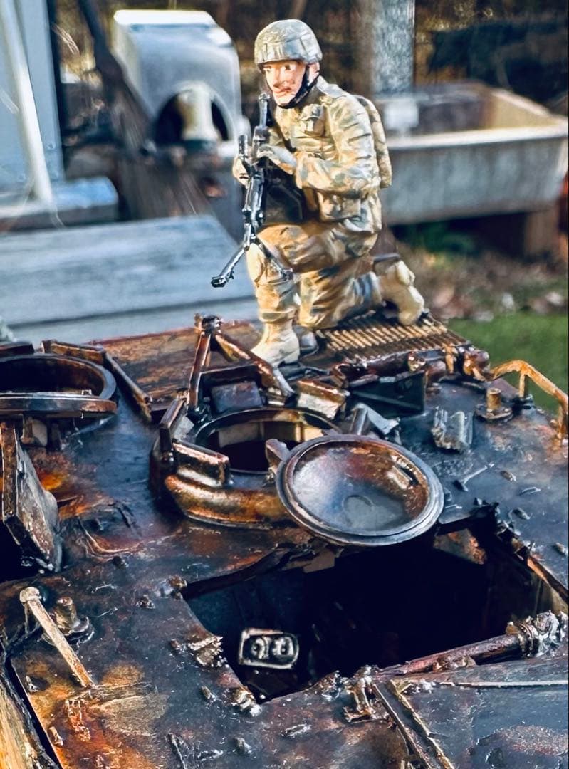 完成品プラモデル1/35 アメリカ M113A2 デザートワゴン＆兵士7体