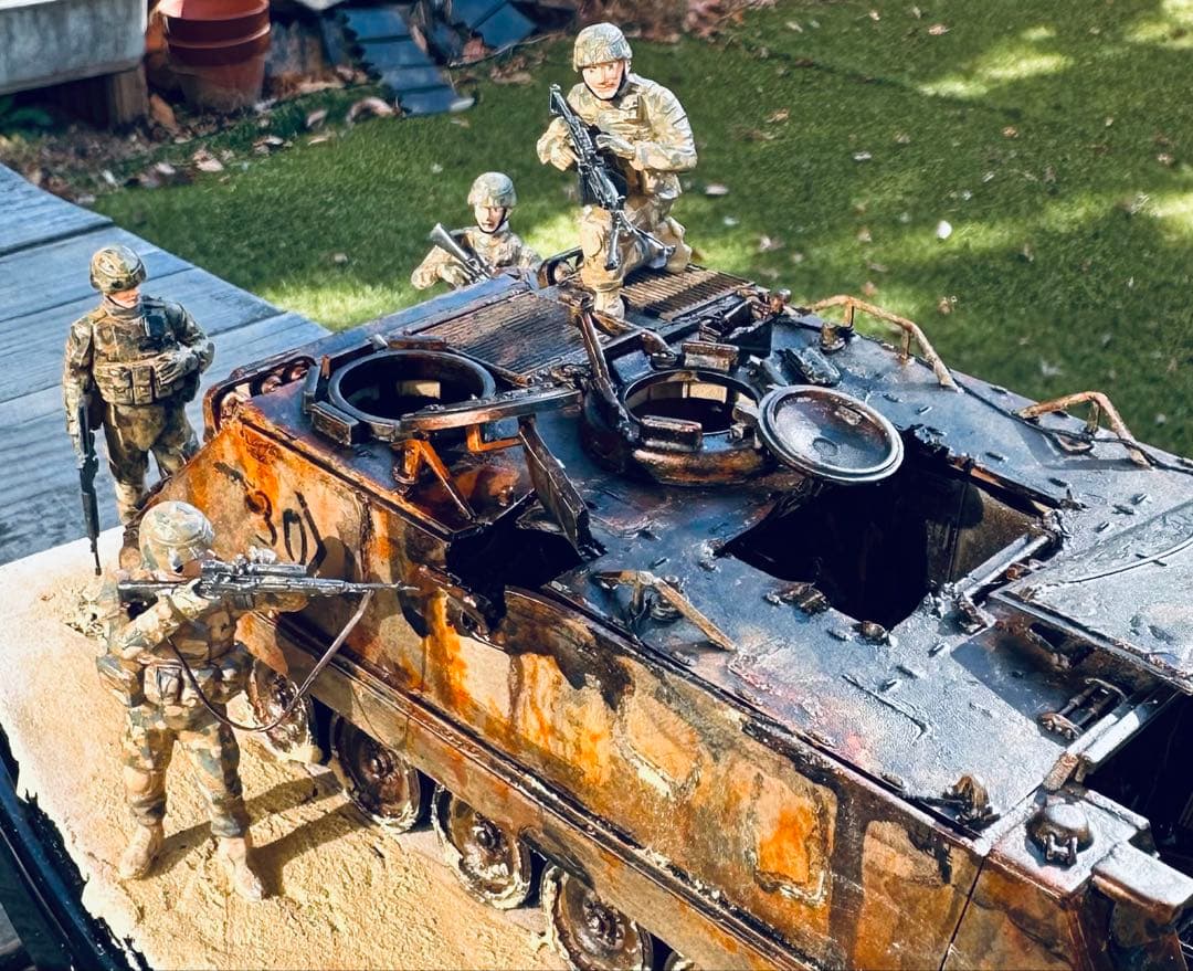 完成品プラモデル1/35 アメリカ M113A2 デザートワゴン＆兵士7体