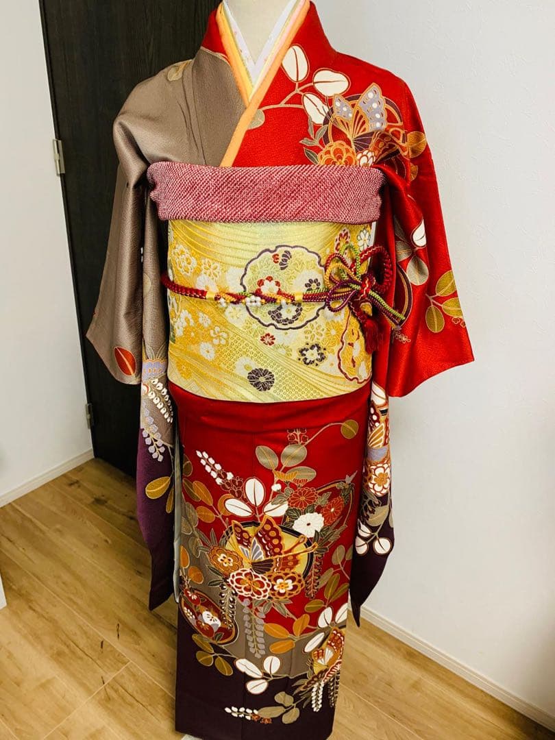 振袖フルセット豪華振袖　駒刺繍　舞蝶花丸文　金彩　正絹