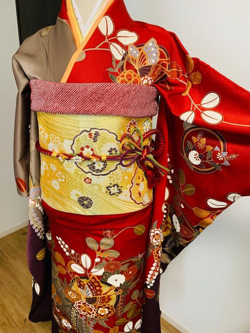 振袖フルセット豪華振袖　駒刺繍　舞蝶花丸文　金彩　正絹