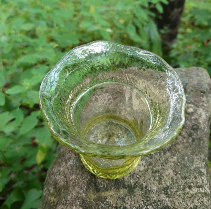 野田収　個展作品　手びねりのグラス(Ｂ）新島硝子　コーガ石　自然の緑色