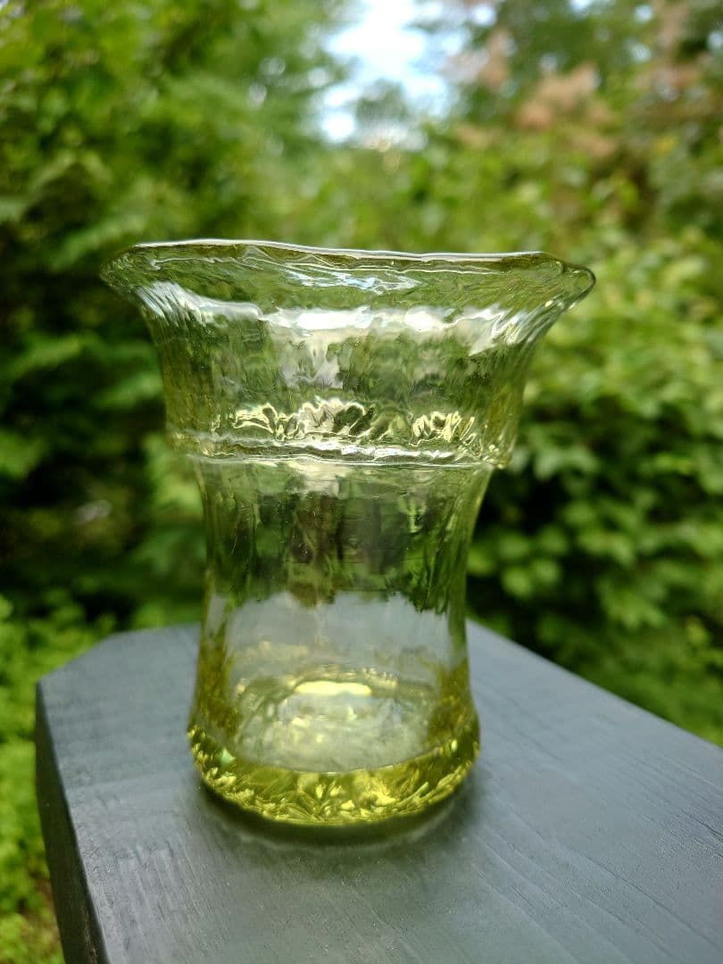 野田収　個展作品　手びねりのグラス(Ｂ）新島硝子　コーガ石　自然の緑色