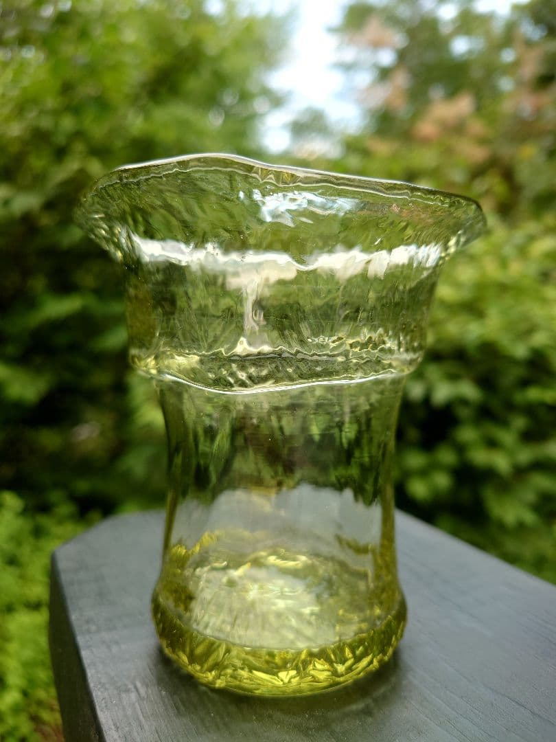 野田収　個展作品　手びねりのグラス(Ｂ）新島硝子　コーガ石　自然の緑色