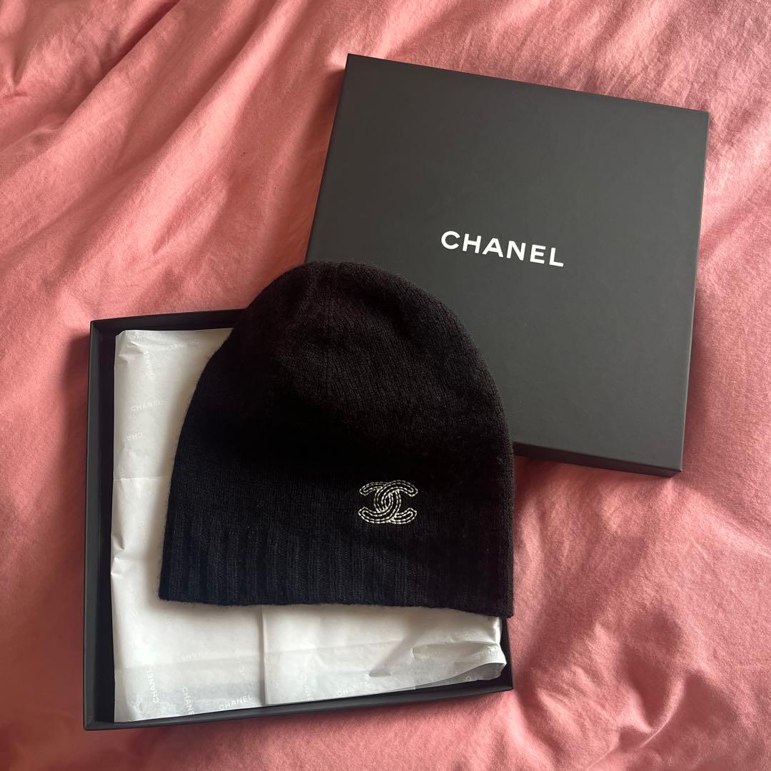 CHANEL ブラック ニット帽 ロゴ刺繍