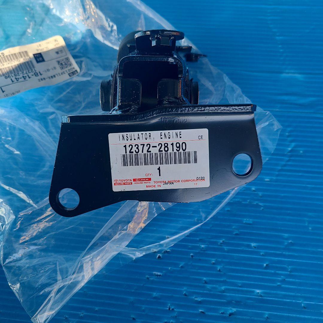 AZR60 ノア ヴォクシー　エンジンマウント