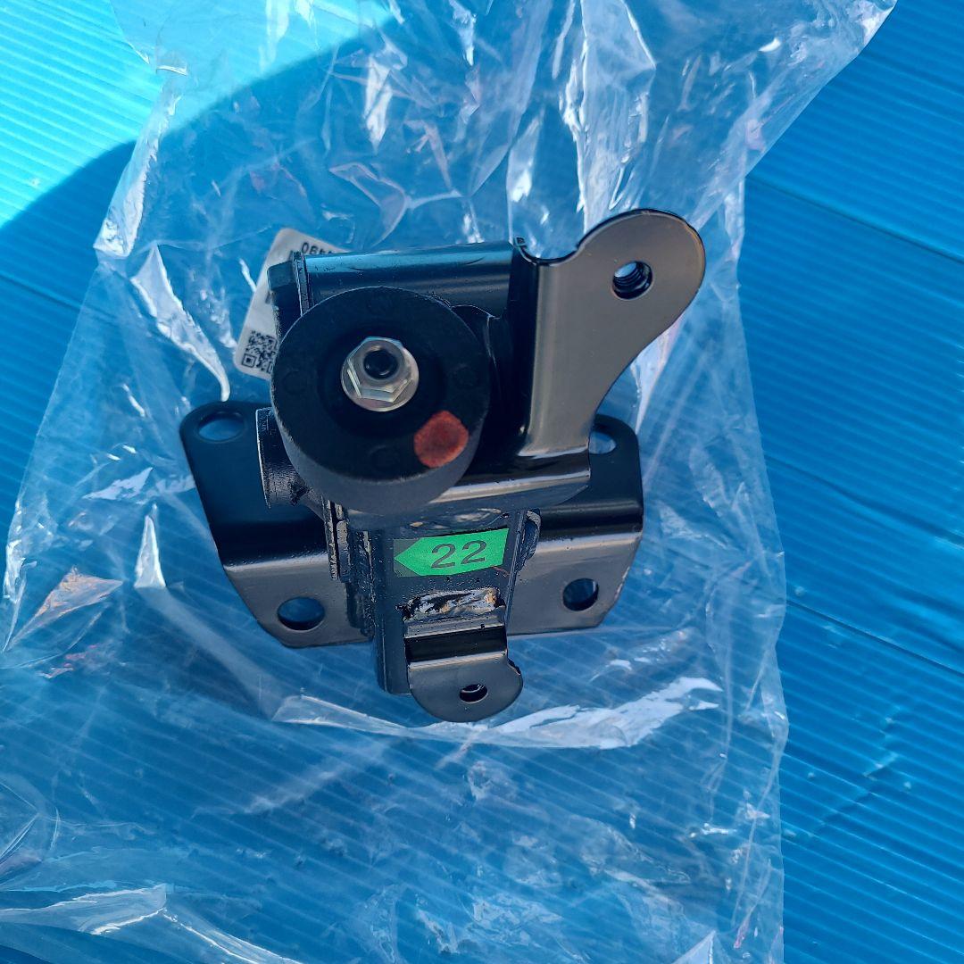 AZR60 ノア ヴォクシー　エンジンマウント