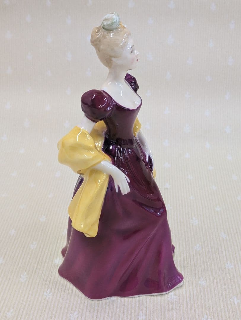 ✨️ロイヤル・ドルトン✨️フィギュリン Lorette ロレッタ HN 2337