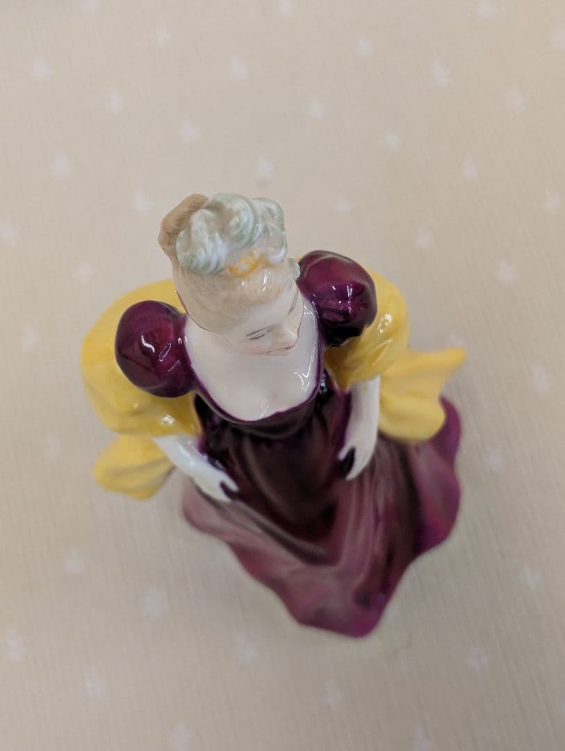 ✨️ロイヤル・ドルトン✨️フィギュリン Lorette ロレッタ HN 2337