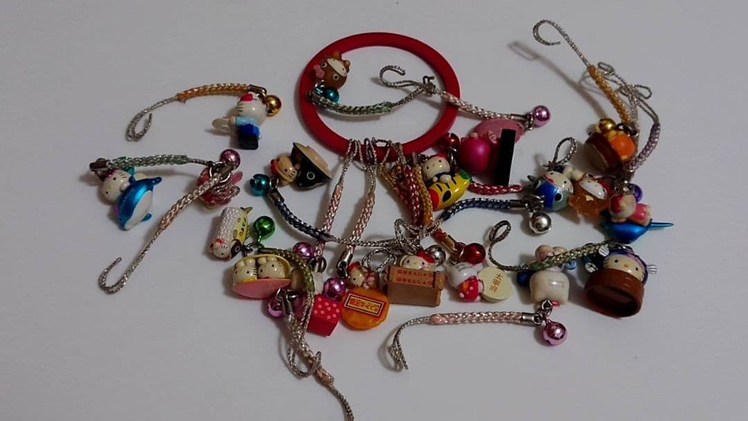 l*f様 ご当地ハローキティ ストラップ 約300個セット とても 状態は良くな