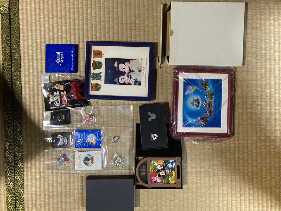 ディズニーグッズ　ピンバッジやキーホルダー大量まとめ売り