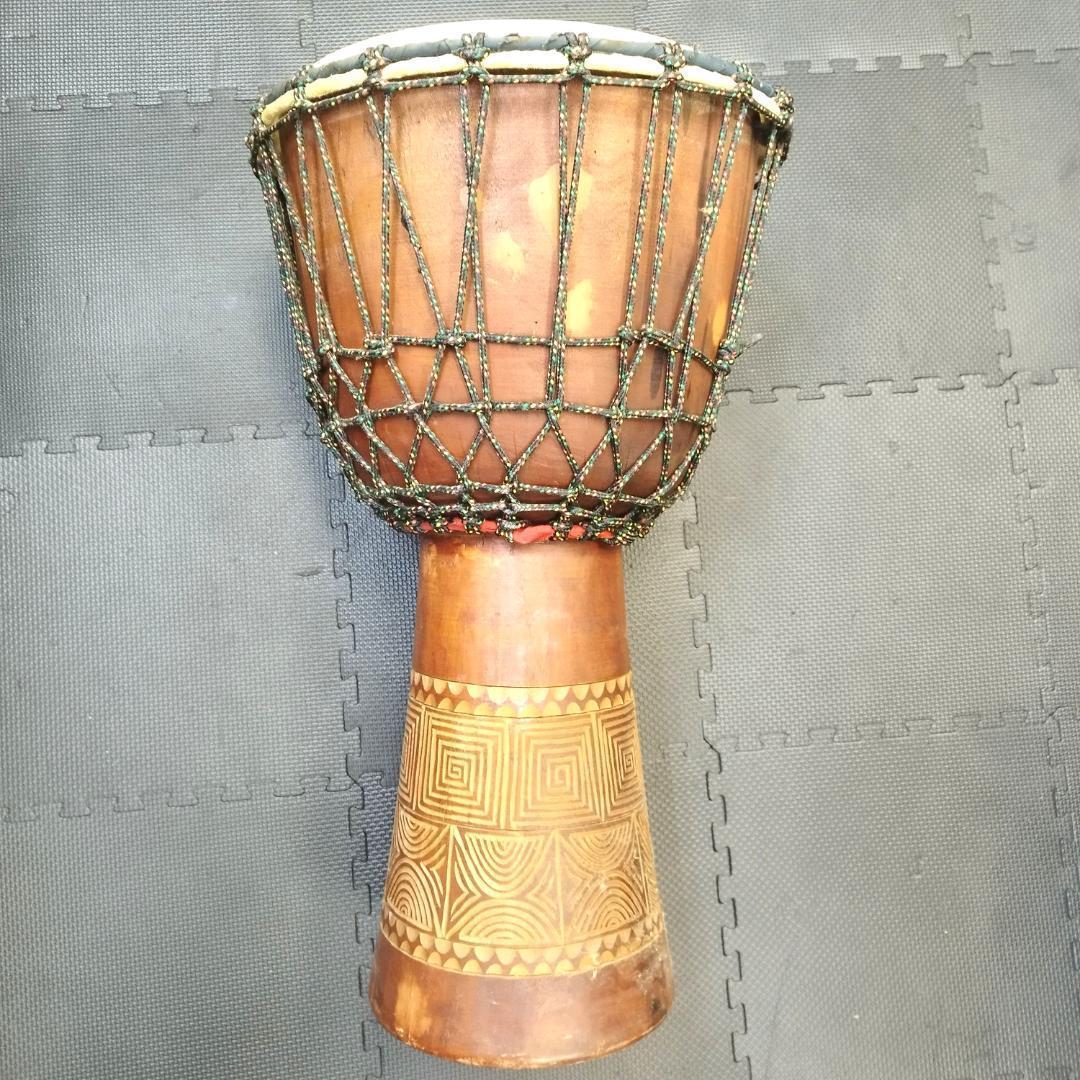 ジャンベ 　12インチ　打面31ｃｍ　木製パーカッション 楽器　木彫り