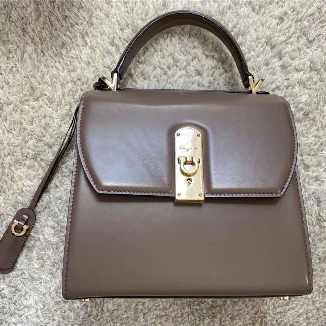 発*ら様 【美品】フェラガモ　ハンドバッグ BOX7 M