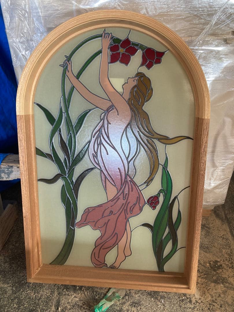 ステンドガラス 女性シルエット 花デザイン ガラスアート 窓