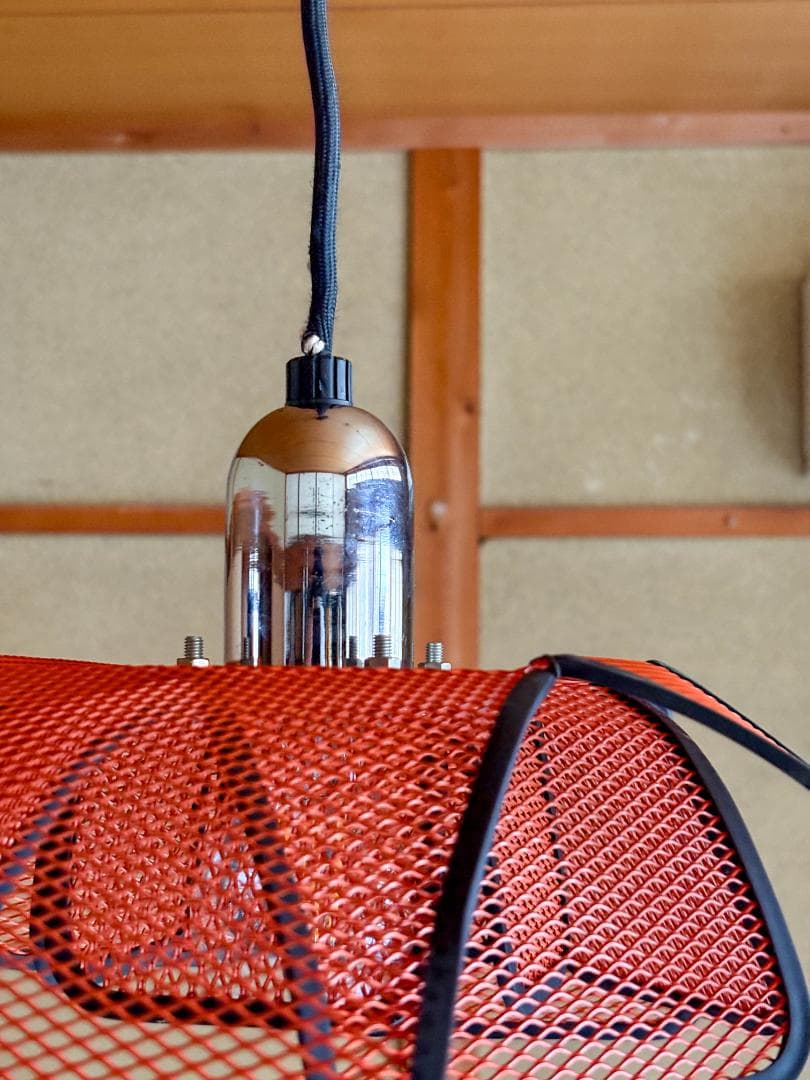 照明　エキスパンドメタル　ポストモダン