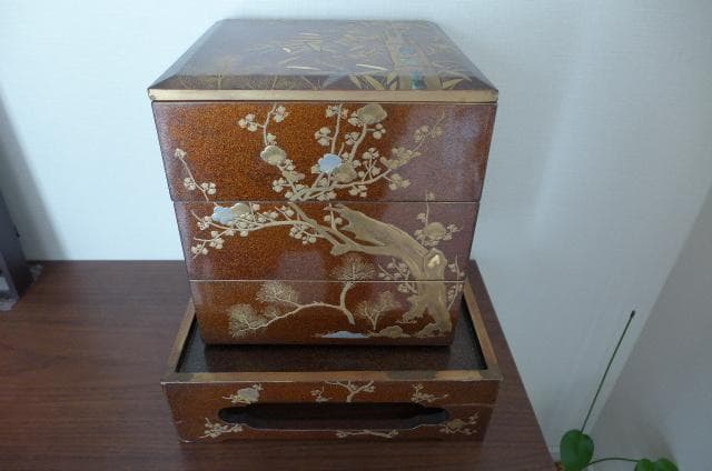 漆塗り重箱 花鳥風月 金箔装飾 木製漆器 時代物 重箱 螺鈿 松竹梅 高価な逸品
