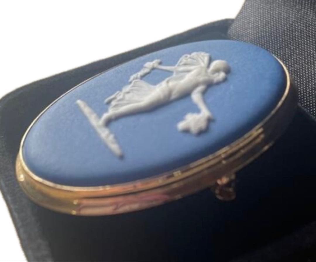  ブローチ 青い陶器 女性像