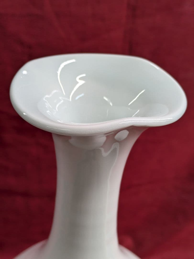 特大花瓶　陶芸日展作家　藤井朱明　白磁彫花瓶　木の葉文様　朱印木箱入　高47cm