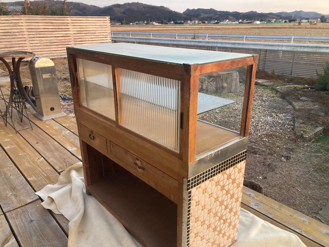 昭和レトロ　たばこ屋ガラスショーケース　タイル貼り、背面ガラス引戸　中棚1段