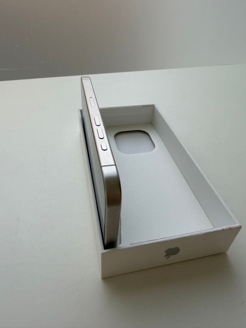 [美品] i phone 15 pro 256GB ホワイトチタニウム