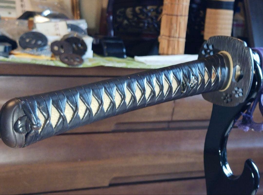 模造刀真剣拵え 鞘.黒呂離れ千段、本朴木鮫牛革巻き鉄鍔.鉄縁頭お手入れセット付き