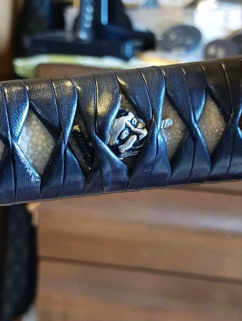 模造刀真剣拵え 鞘.黒呂離れ千段、本朴木鮫牛革巻き鉄鍔.鉄縁頭お手入れセット付き