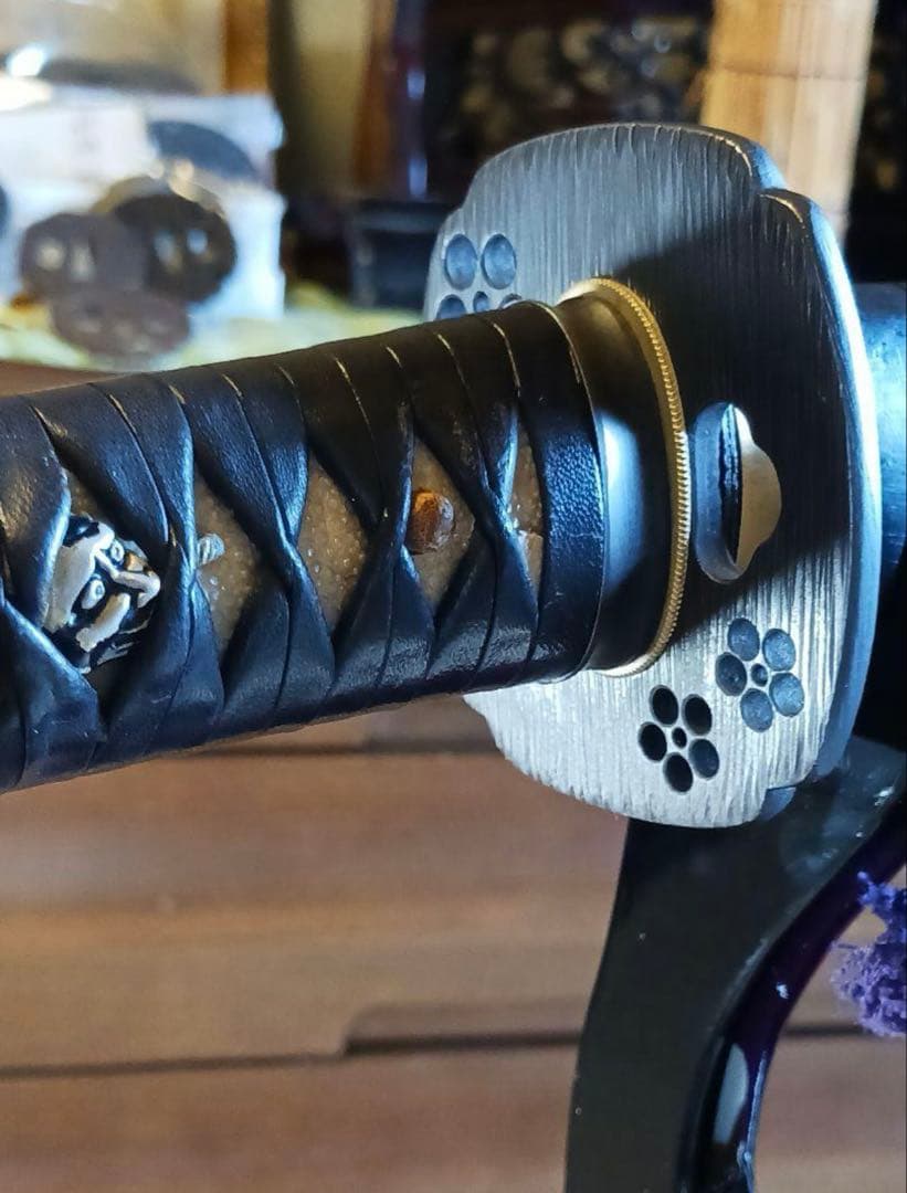 模造刀真剣拵え 鞘.黒呂離れ千段、本朴木鮫牛革巻き鉄鍔.鉄縁頭お手入れセット付き