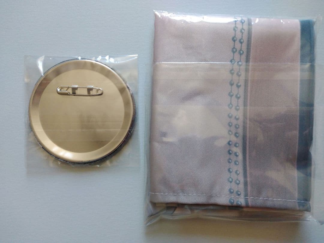 宝石商リチャード氏の謎鑑定　Amazon限定版 B2布ポスター 75mm缶バッジ