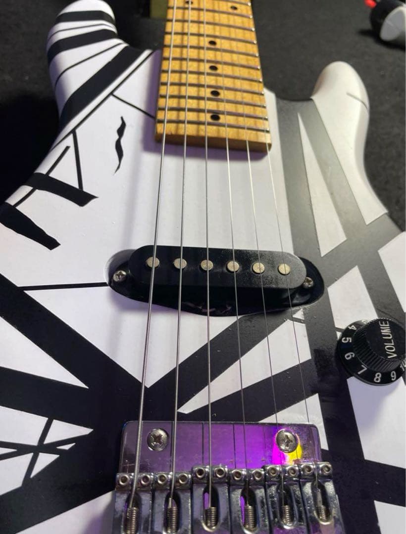 格安放出！photogenicのミニギターを白黒フランケンver！