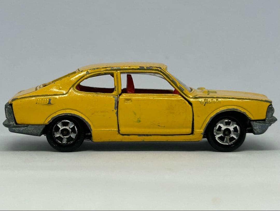 トミカ No.11 トヨタ スプリンター 1200 SL 黄 香港製 黒箱