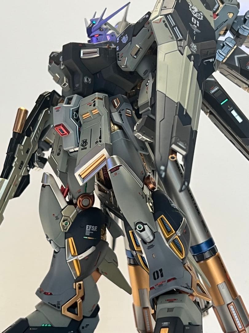 ガンプラ RG 1/144 Hi-νガンダム 塗装完成品