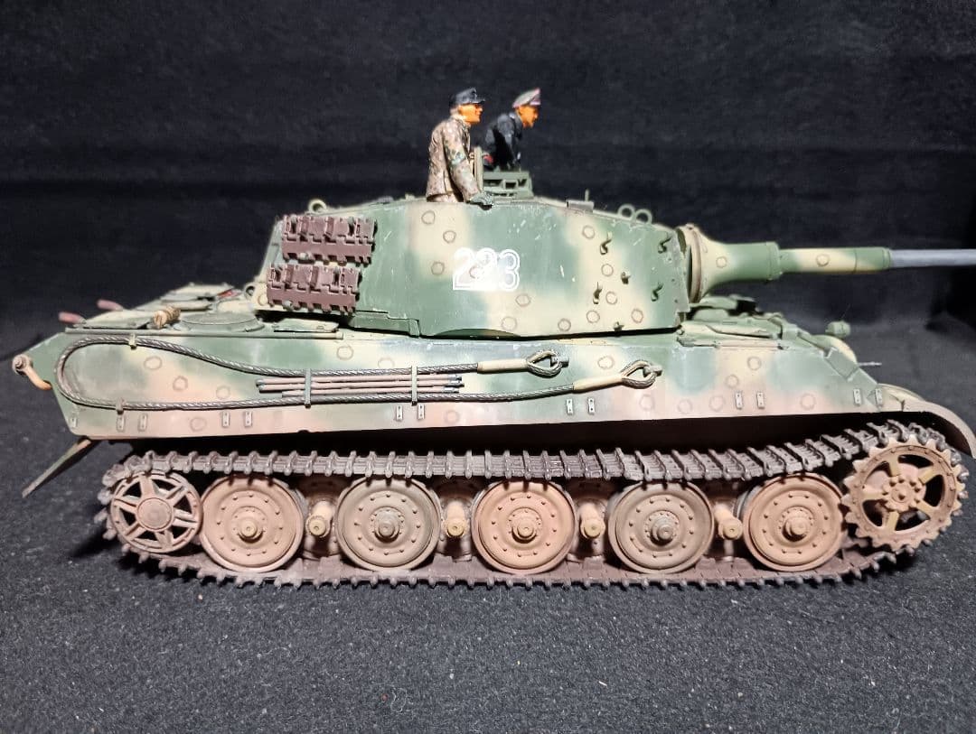 アカデミー1/35キングタイガー完成品