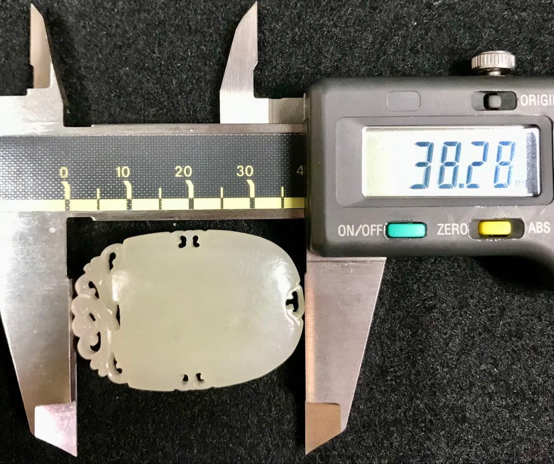 玉飾り物　 4点セット　鏤空彫刻 時代物 細密雕刻 極細工 根付 賞物　美術品