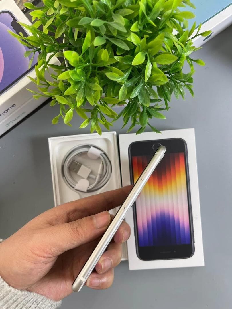 【超人気／超美品】iPhone SE3 64GB｜SIMフリー｜白