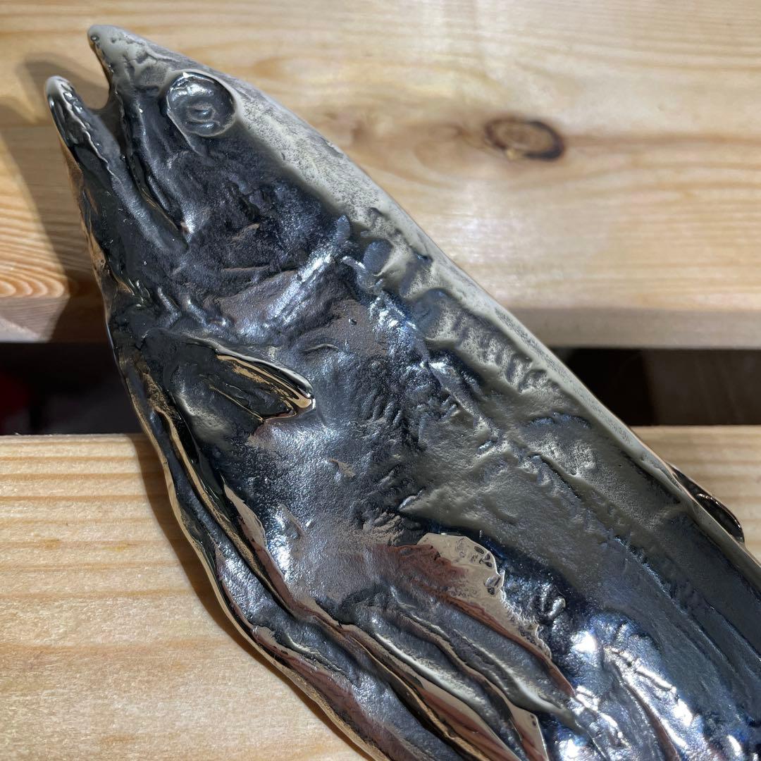 銀色の魚　 魚　 文鎮　 ペーパーウェイト　 シルバー カラー　 銀色