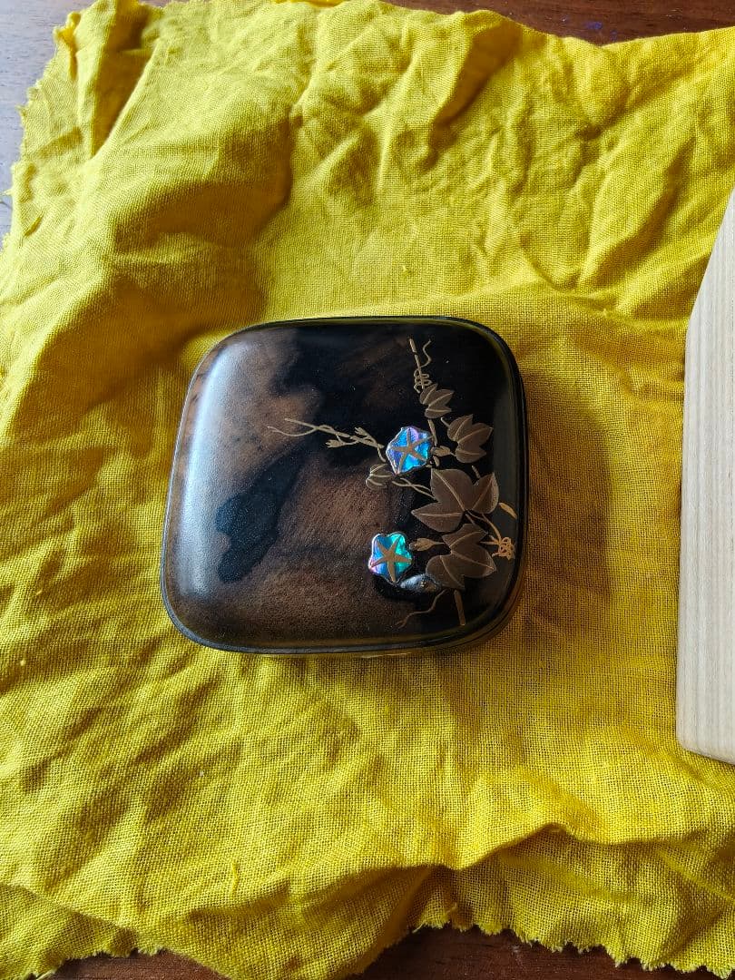 茶道具 黒柿 朝顔 四方香合 道場宗廣 作 共箱 内金地　螺鈿蒔絵装飾