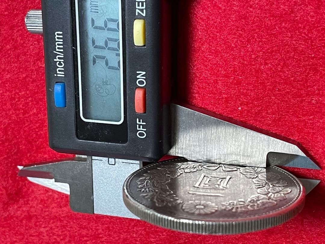 No.0706 古銭 新一円銀貨銭　明治22年　うぶだし　エッジ一ヶ所当たり